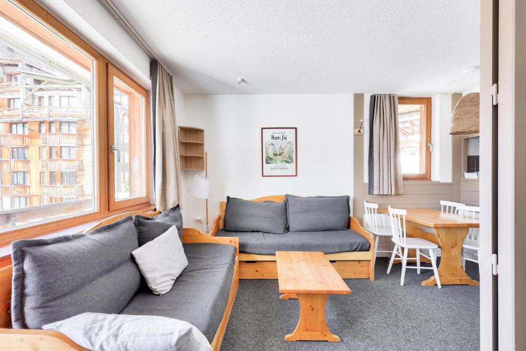 un salon avec un canapé et une table dans l'établissement Résidence Les Fontaines Blanches - maeva Home - Appartement 2 pièces 5 personnes - Sélection MAE-5721, à Morzine