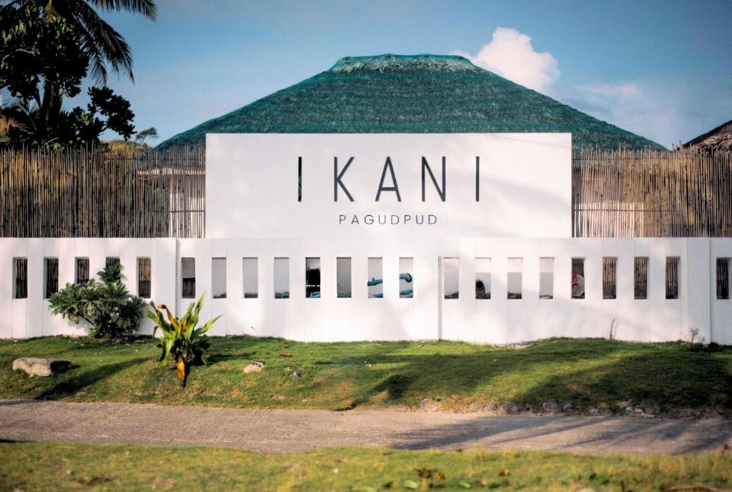 Ein Gebäude mit einem Schild, auf dem steht, ich bin Papagei. in der Unterkunft Ikani Surf Resort in Pagudpud
