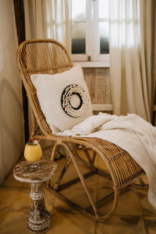 TV a/nebo společenská místnost v ubytování The Rice Joglo Eco-Stay