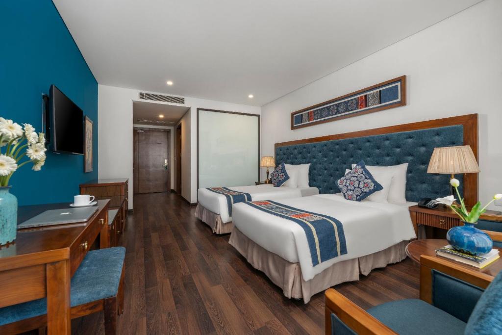 Phòng Deluxe 2 Giường Đơn Có Ban Công Và Tầm Nhìn Ra Một Góc Biển