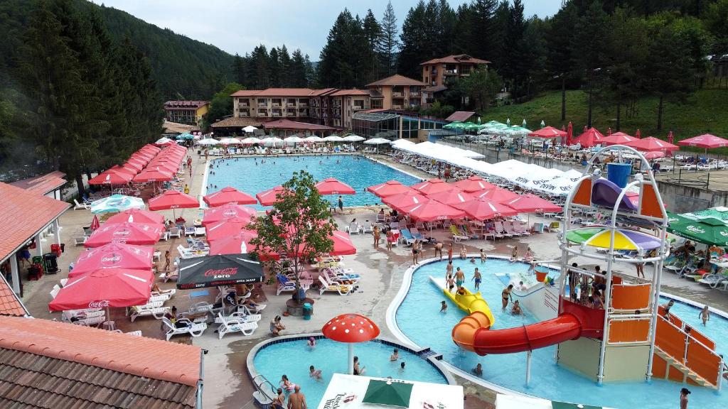 an outdoor swimming pool with people in a resort at хотел Чифлика - комплекс Чифлика in Chiflik