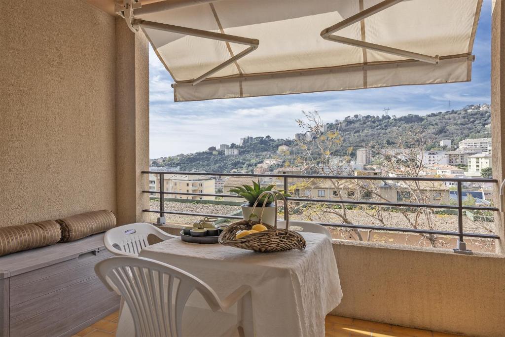 een tafel met een fruitmand op een balkon bij Casa Sulana in Bastia