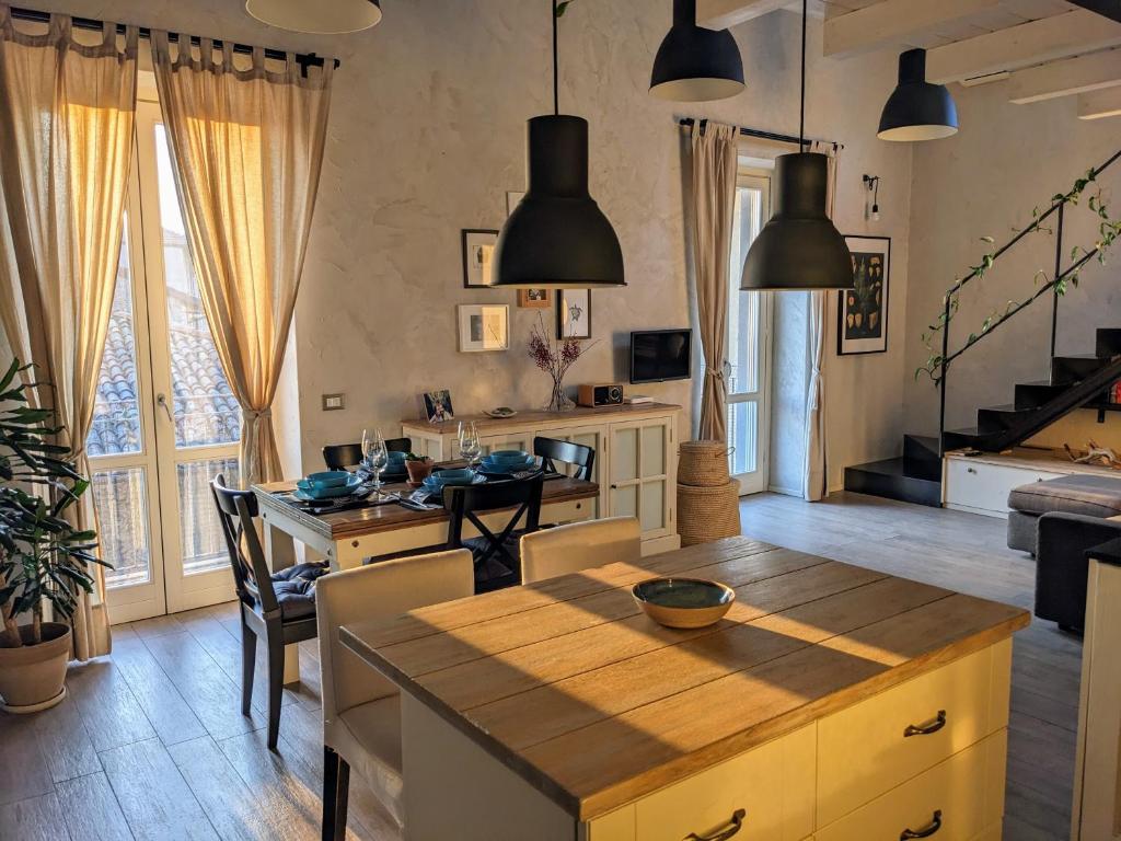 eine Küche und ein Esszimmer mit einem Tisch und Stühlen in der Unterkunft Mansarda Morlana in Alzano Lombardo