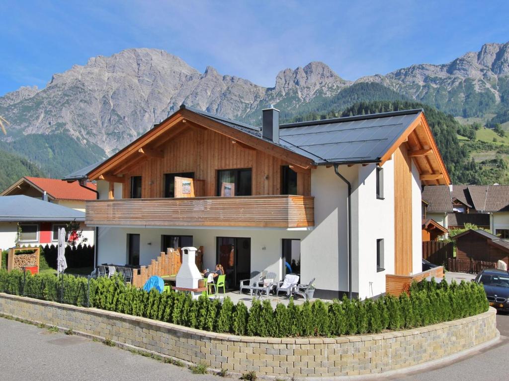 una pequeña casa con montañas en el fondo en Modern Holiday Home in Leogang with Private Sauna, en Leogang