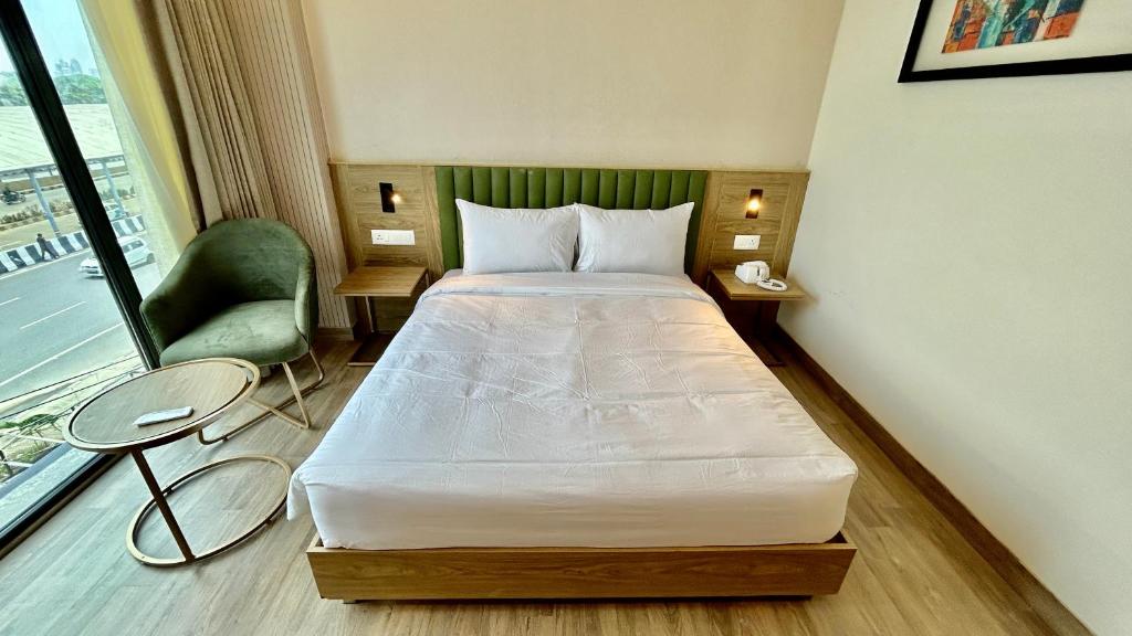 Postel nebo postele na pokoji v ubytování Hotel Limon & Banquet Sector 29, Gurgaon