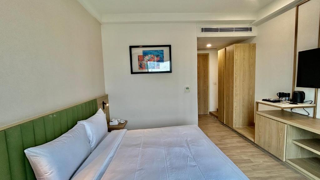 TV a/nebo společenská místnost v ubytování Hotel Limon & Banquet Sector 29, Gurgaon