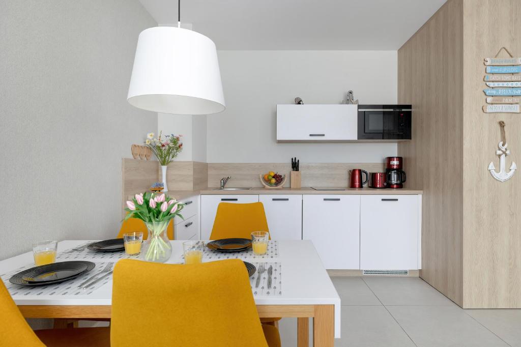 Kuchyňa alebo kuchynka v ubytovaní Perfect Holiday Apartments Bel Mare by Noclegi Renters
