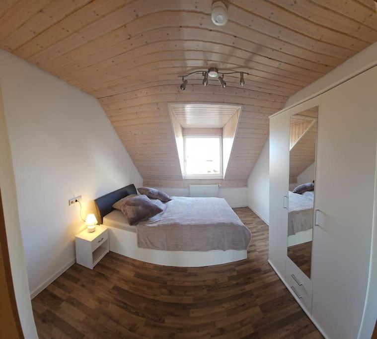 เตียงในห้องที่ 2 Zimmer Wohnung in Bad Waldsee