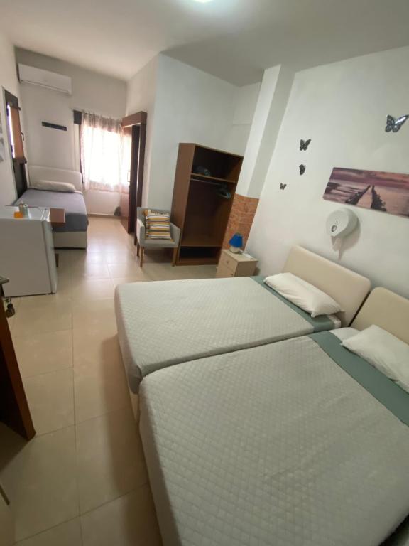 Habitación de hotel con cama y baño en Marina's Rooms Xrisopolitissa Larnaca en Lárnaca
