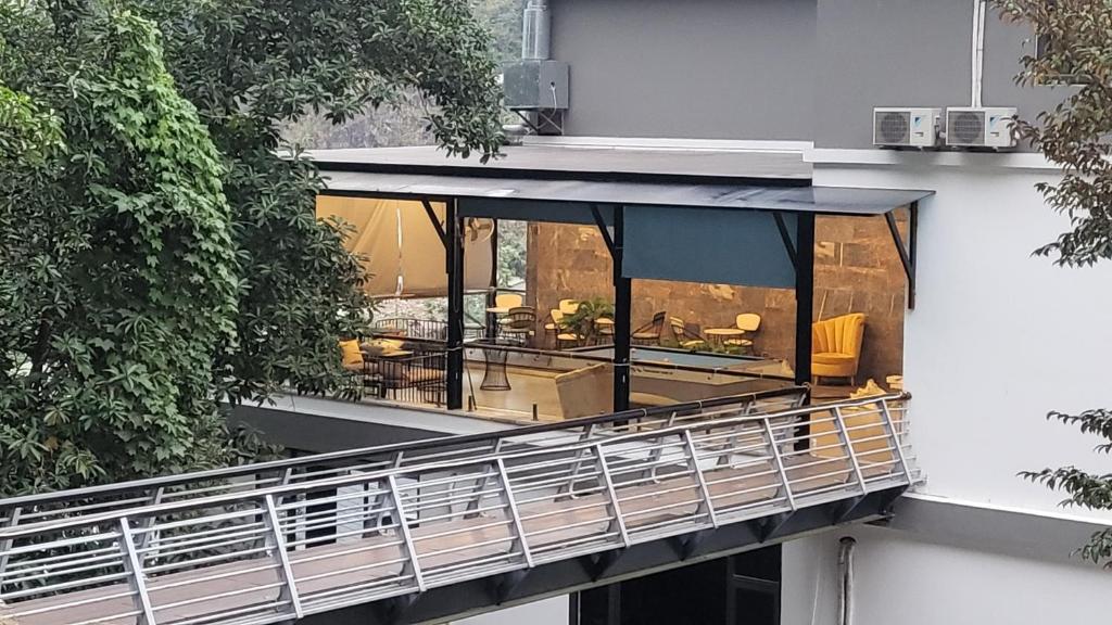Ban công/sân hiên tại Lotus Premium Lodge - Lotus Group Tours