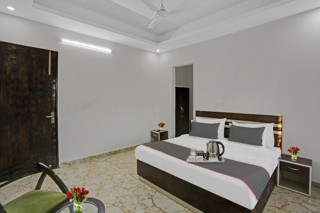 Habitación de hotel con cama y silla en The Royal Fern, en Farrukhnagar