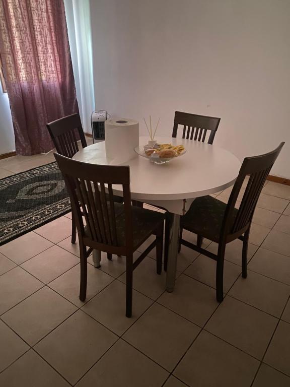 マルコンテンタにあるRafin’s turistico agricolturaの白いテーブルと椅子、食べ物の盛り合わせ
