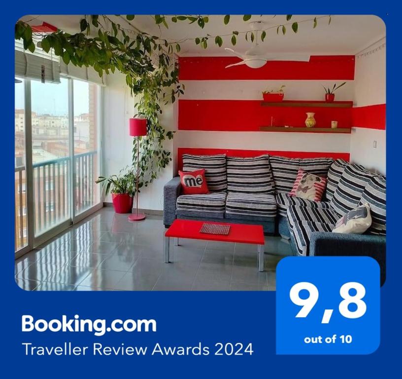 uma sala de estar com uma parede listrada em vermelho e branco em Zona CENTRO-Parking GRATUITO-NO WIFI em Castellón de la Plana
