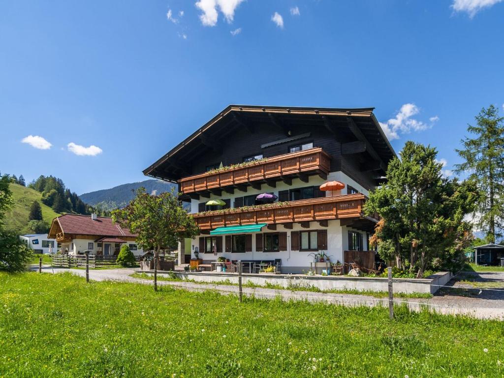 un bâtiment au milieu d'un champ vert dans l'établissement Contemporary Apartment in Maishofen near Ski Area, à Maishofen