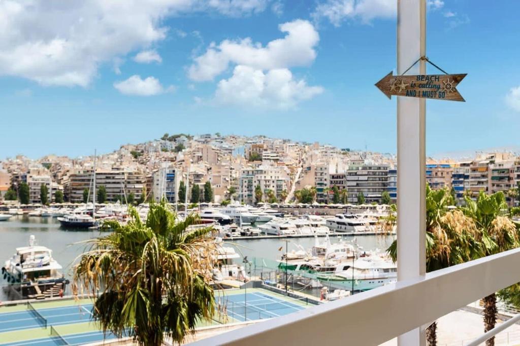 balcone con vista sul porto turistico di Athens Luxury Getaway - Pasalimani City Oasis a Pireo