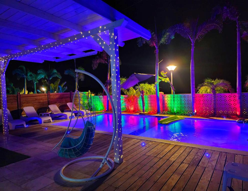 una piscina por la noche con luces y un complejo en Villa Mountains Eilat וילה הרים אילת - בריכה מחוממת, en Eilat