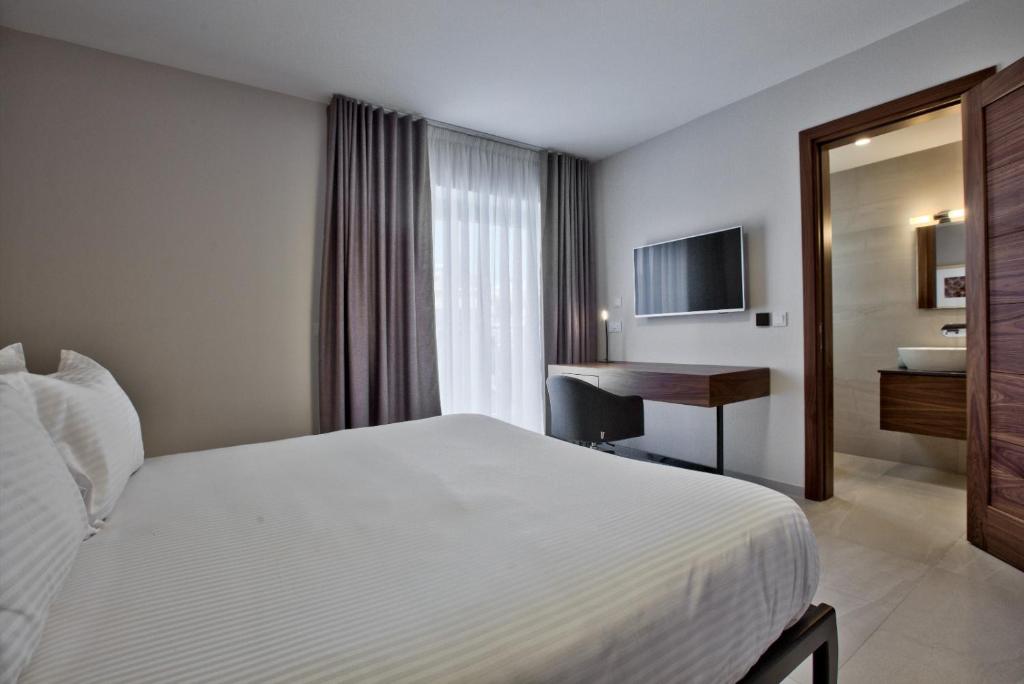 Sea Front Spacious Valletta Views Apartments - 12