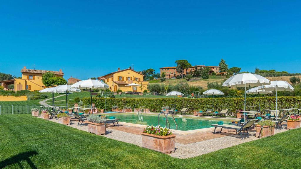 The swimming pool at or close to Poderina dei Poggi 16, Emma Villas