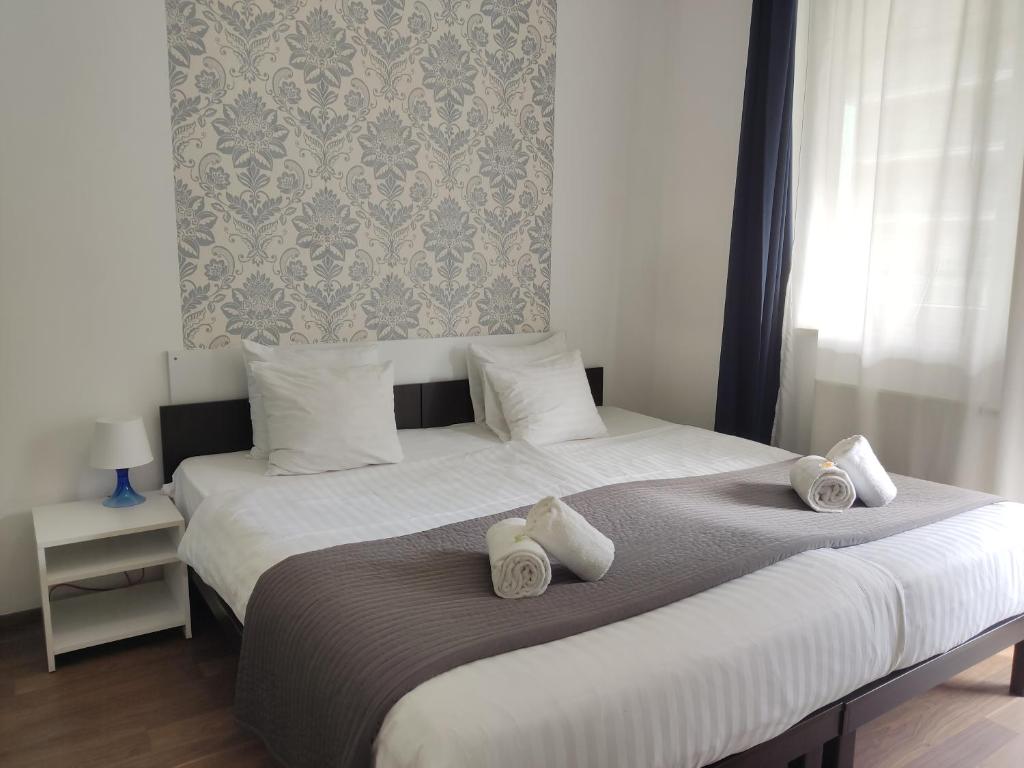 Posteľ alebo postele v izbe v ubytovaní Corvin Center Suites