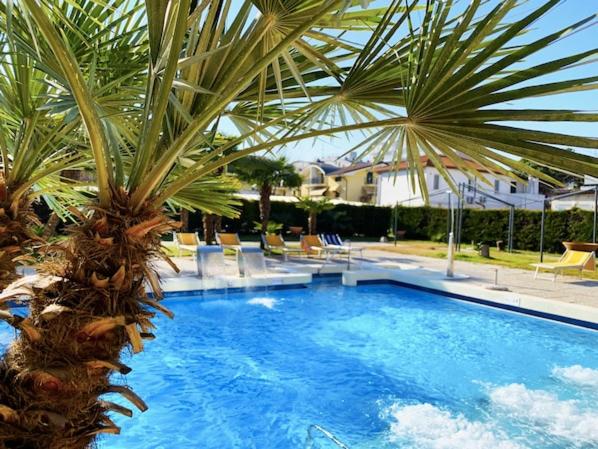 Bazén v ubytování Hotel Firenze nebo v jeho okolí
