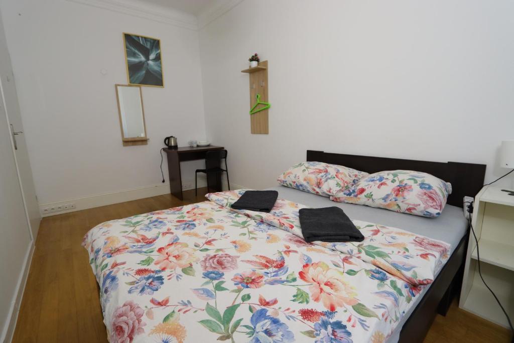 1 Schlafzimmer mit einem Bett mit Blumendecke in der Unterkunft Fantastic - K Room 6 in Warschau