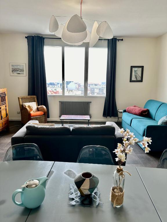 - un salon avec une table et un ballon de football dans l'établissement LE GAMBETTA, à Dieppe