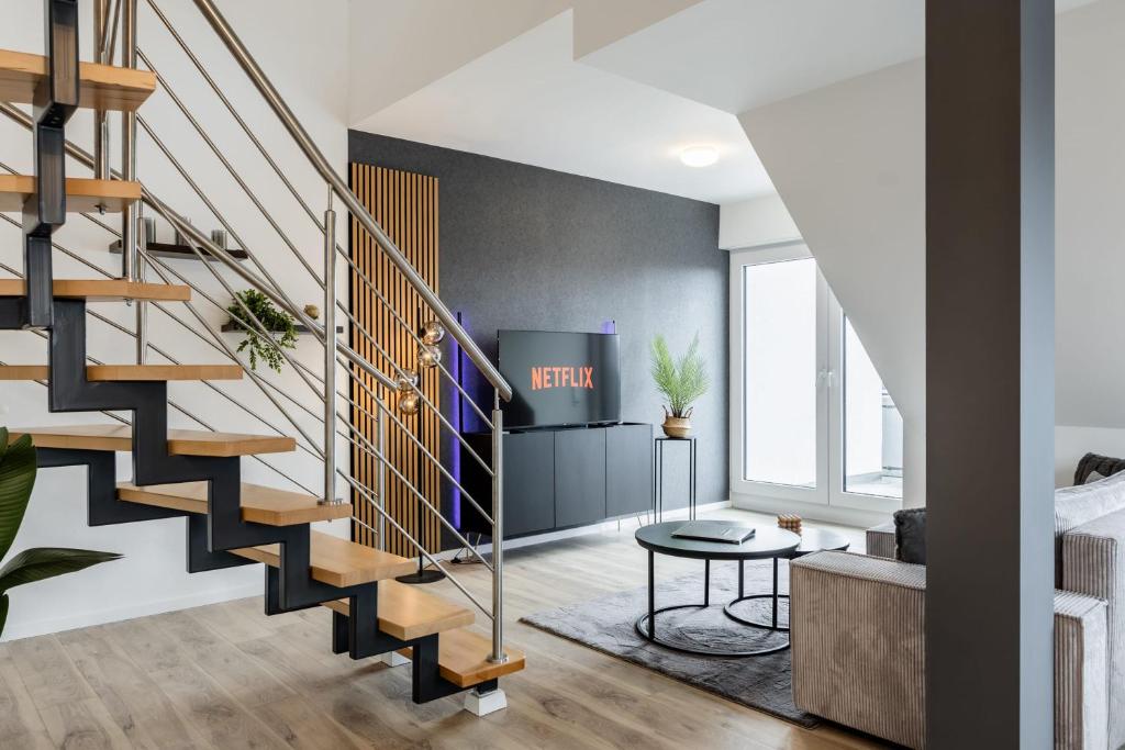 soggiorno con scala e tavolo di Roof-Suite 02 I Aufzug I BBQ I WiFi I Balkon I TV a Rheda-Wiedenbrück