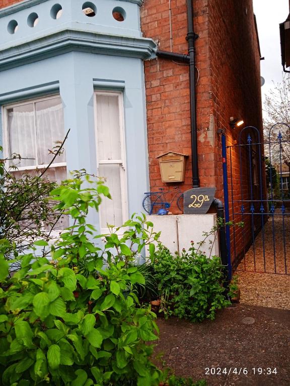 een huis met een witte deur en een hek bij Captivating 2-Bed Hideaway Apartment in Gloucester in Gloucester