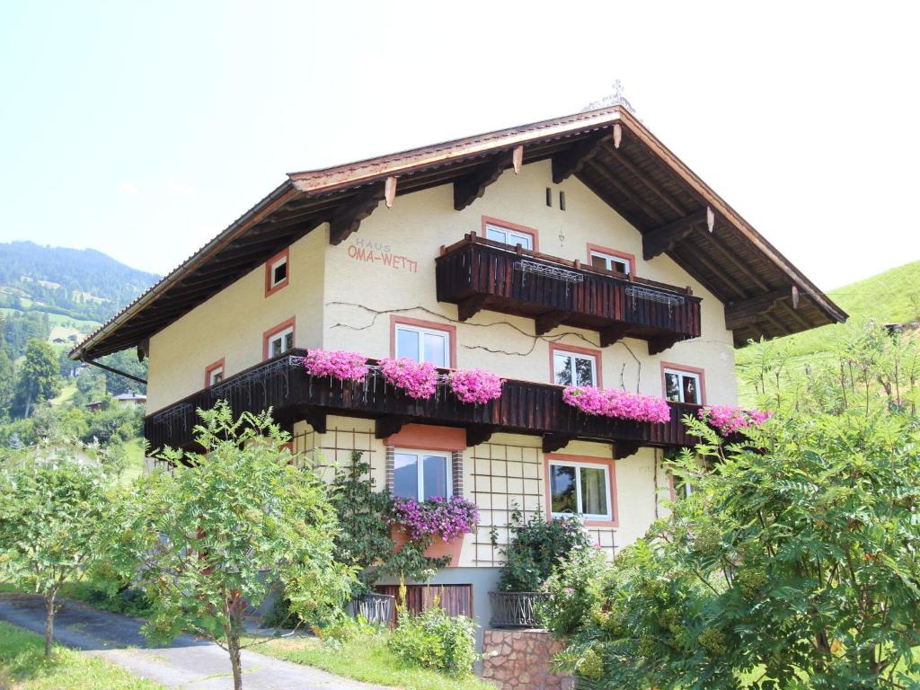 un edificio con flores en los balcones. en Wonderful Apartment in Hopfgarten im Brixental with Parking, en Hopfgarten im Brixental