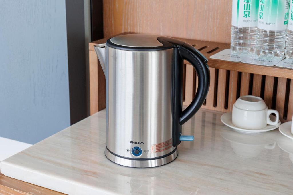 Příslušenství pro přípravu čaje a kávy v ubytování Sheraton Zhaoqing Dinghu