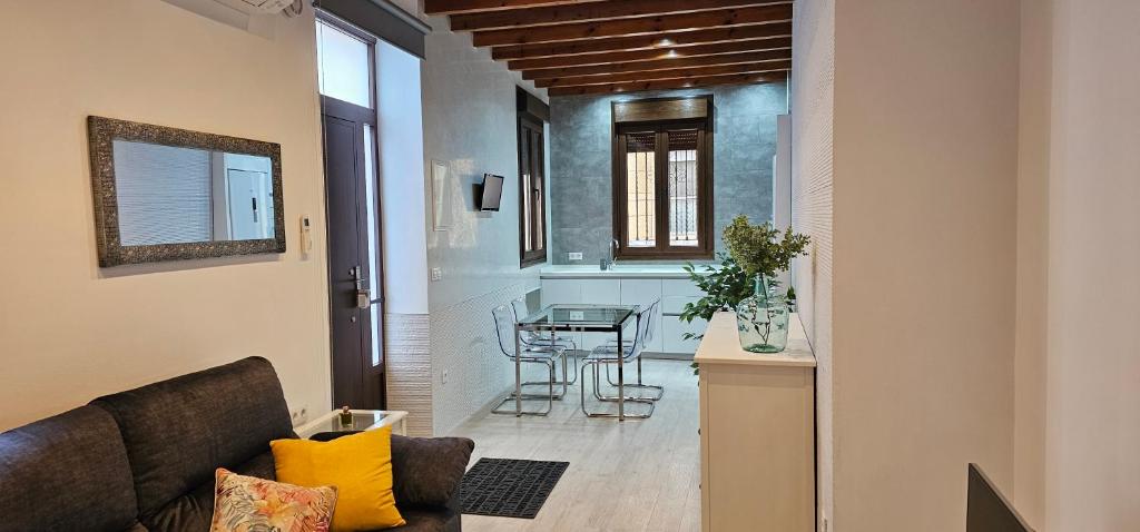 sala de estar con sofá y mesa en Lujoso apartamento en la alameda, en Sevilla