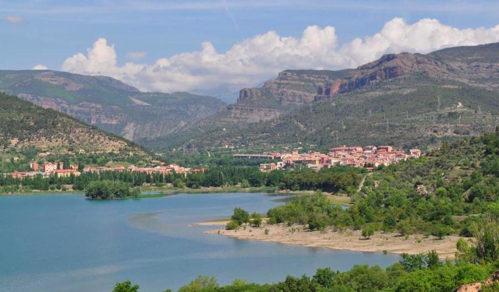 vista su un fiume con montagne sullo sfondo di Can Pep a La Pobla de Segur