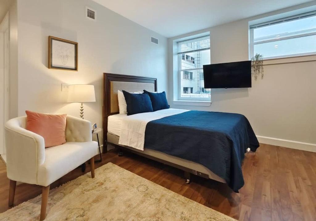Ένα ή περισσότερα κρεβάτια σε δωμάτιο στο Fun Cozy Apts - 1 25 Mile Walk to TIAA Bnk Fld