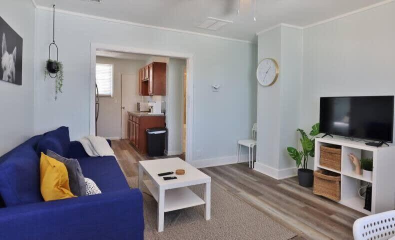 TV/trung tâm giải trí tại Cozy Beach Hideaway - 1 block to the beach