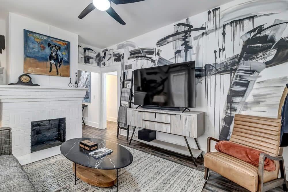 A television and/or entertainment centre at Contemporary Apartment - 5 Min To TIAA Bank Field!