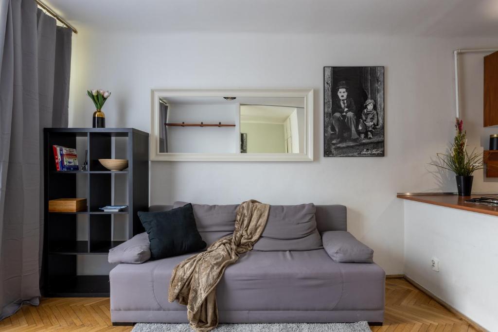 ein Wohnzimmer mit einem Sofa und einem Spiegel in der Unterkunft Golden Apartaments in Warsaw - One Bedroom Apartament in the center - Żelazna in Warschau