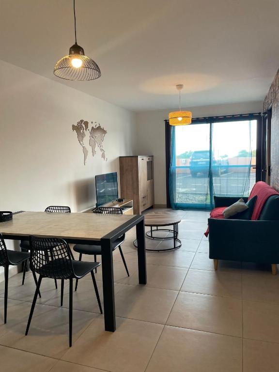 un salon avec une table et un canapé dans l'établissement 4TERIMPA004 Joli appartement de standing, à Collioure