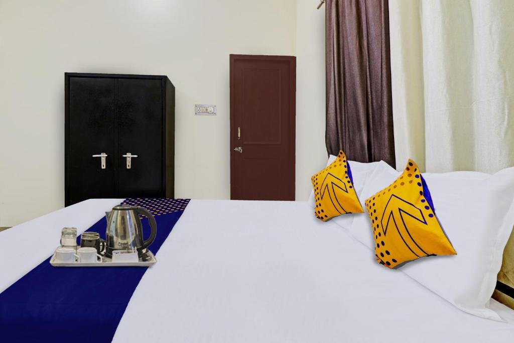 Letto o letti in una camera di OYO Hotel Ganga PG And Home Stay