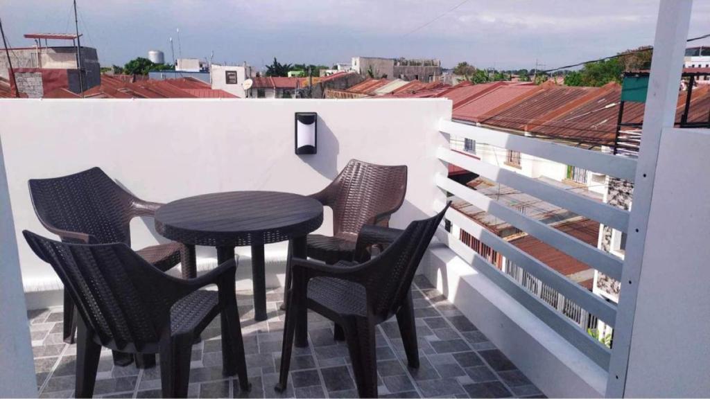 Saphir Townhouse 5 to 6 pax rooftop terrace, Cavite tesisinde bir balkon veya teras