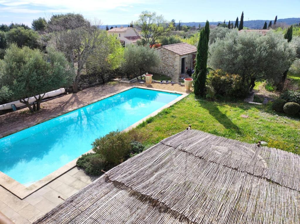 une vue aérienne d'une piscine dans un jardin dans l'établissement Magnifique Villa haut de gamme à Uzès, à Uzès