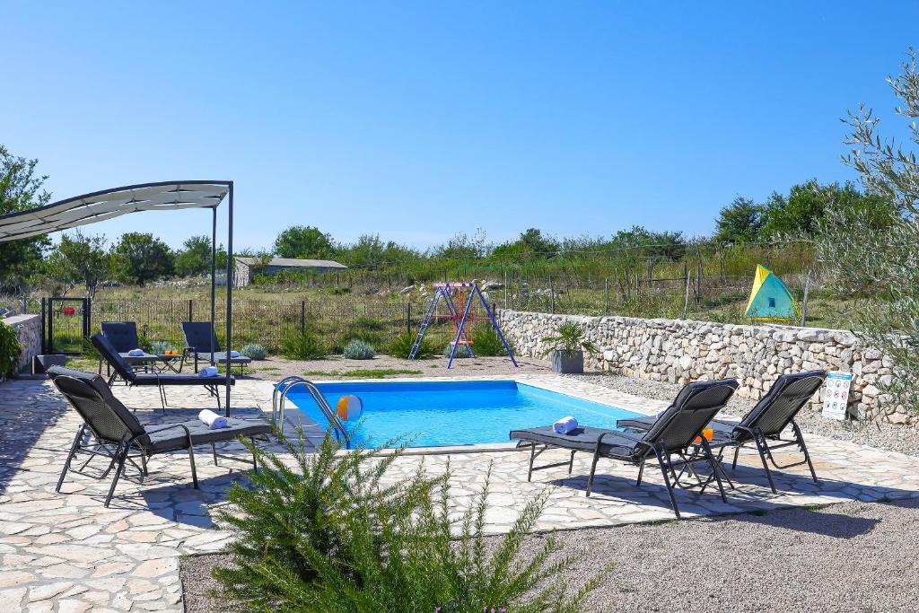 Bazén v ubytování Villa Niko PET FRIENDLY 200 M FROM HIDDEN SANDY BEACH pets stays for free nebo v jeho okolí