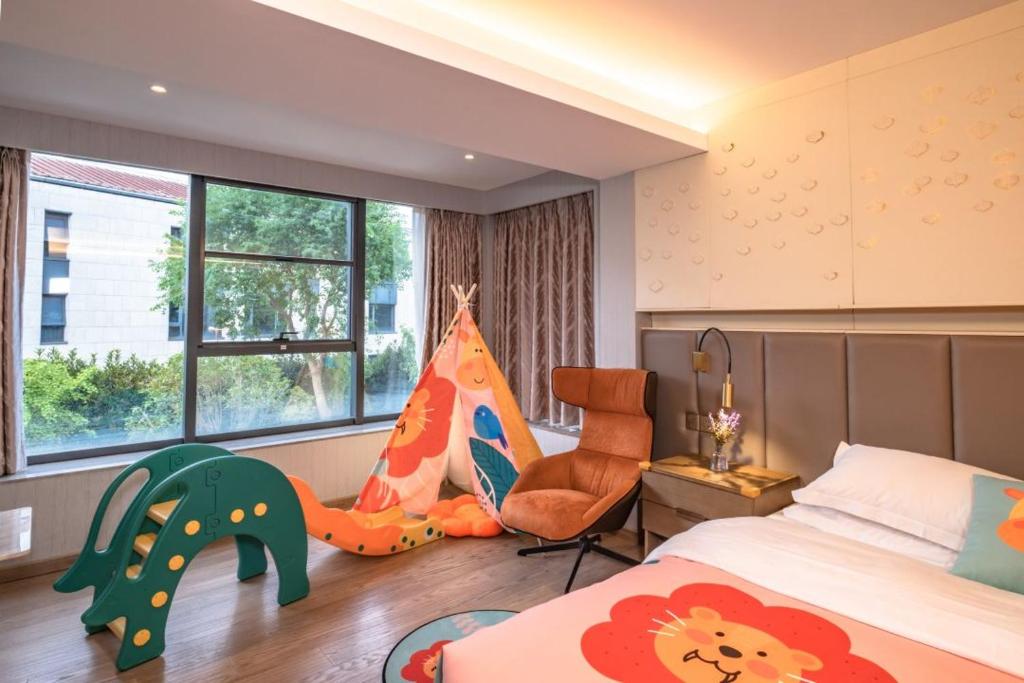 um quarto com uma cama e uma tenda de jogos em Shanghai Feather Villa Vacation Villa em Xangai