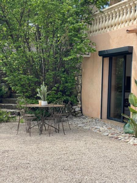 une table et des chaises devant un bâtiment dans l'établissement La carolienne, à Vallauris