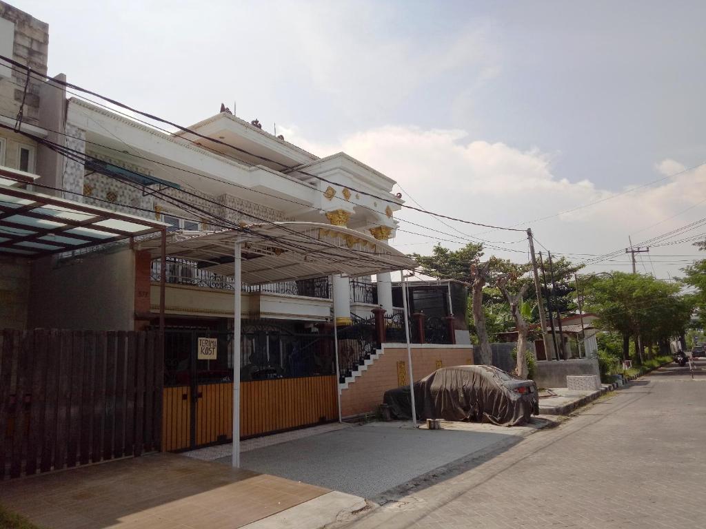 un bâtiment situé sur le côté d'une rue dans l'établissement SPOT ON 93880 Guest House Bu Iin Syariah, à Sidoarjo