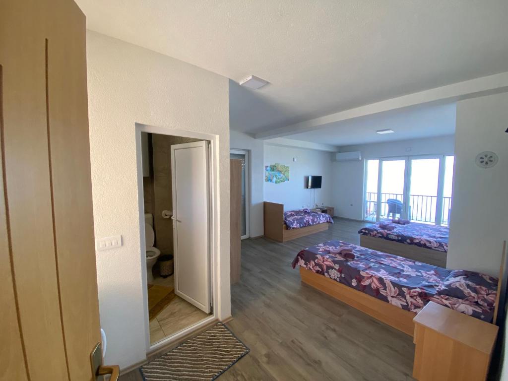 Postel nebo postele na pokoji v ubytování RISTESKI GUEST HOUSE