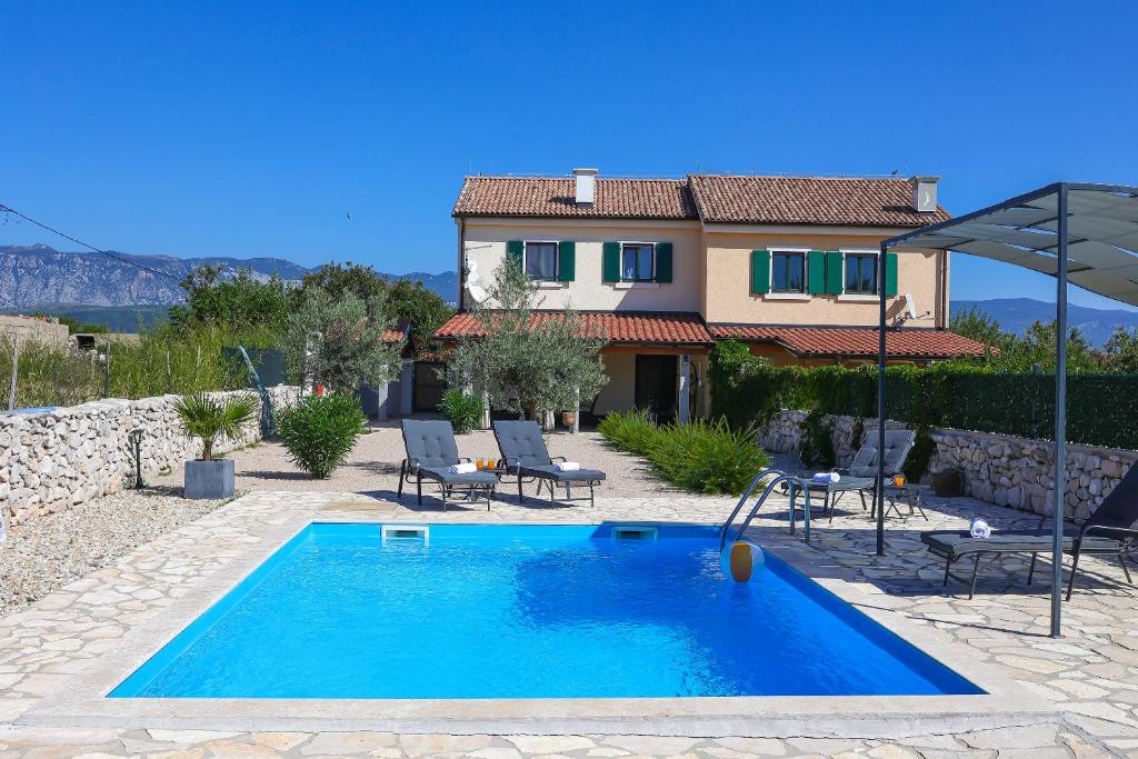 uma piscina em frente a uma casa em Villa Niko Your vacation starts here em Rudine