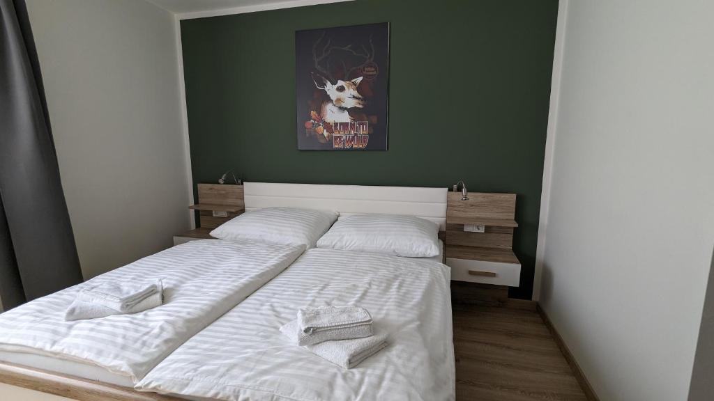 Rúm í herbergi á Wülde Hoamat