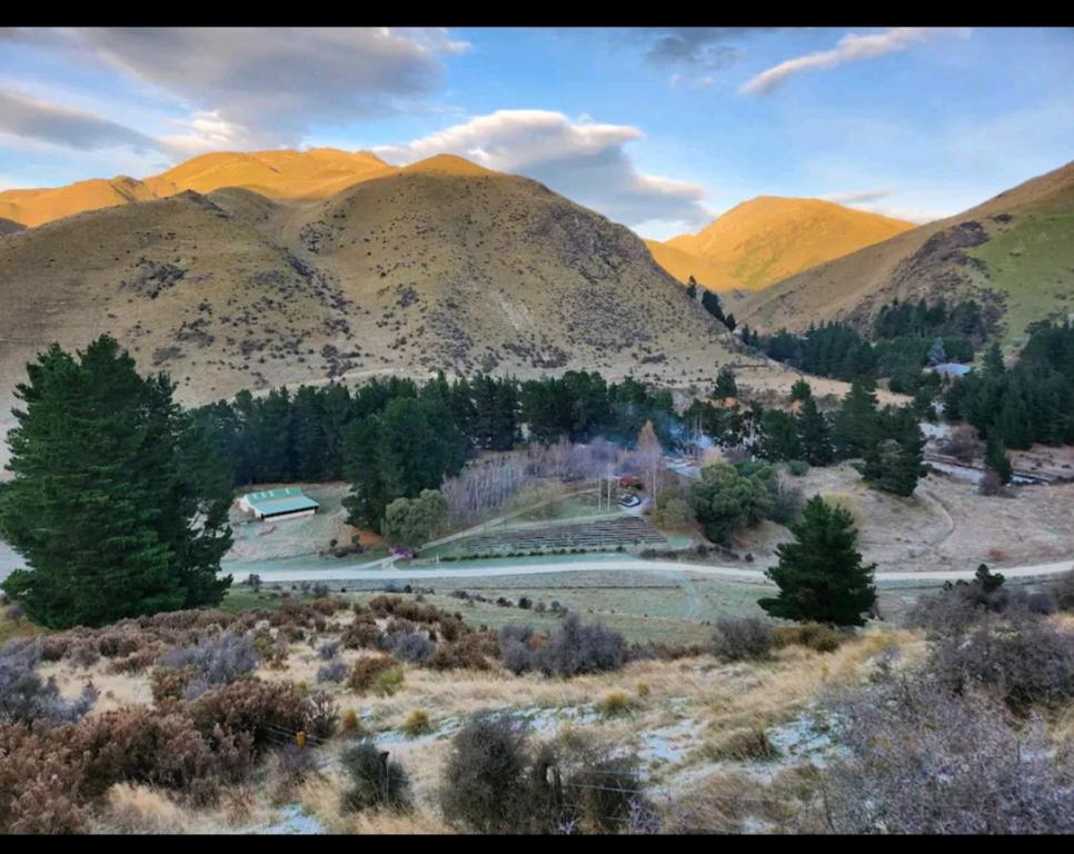 - une vue sur une vallée avec une route et des montagnes dans l'établissement Danseys Pass Lavender Farm, à Tokarahi