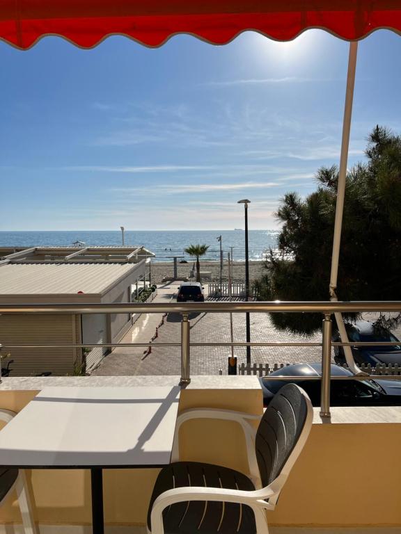 einen Balkon mit Tisch und Stühlen sowie Strand in der Unterkunft SKetch Apartments 2 in Durrës