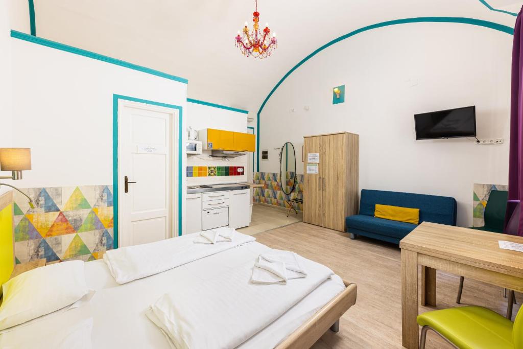 - une chambre avec un lit, une table et un canapé dans l'établissement Amber Gardenview Studios Downtown, à Budapest